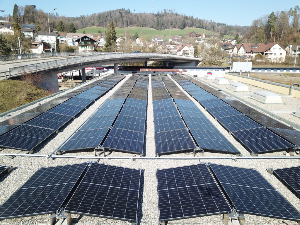 Luftaufnahme einer PV-Anlage mit Duraklick-Montagesystem auf einem Flachdach