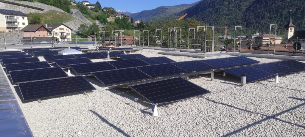 PV-Anlage mit Duraklick auf einem Kiesdach vor Bergkulisse