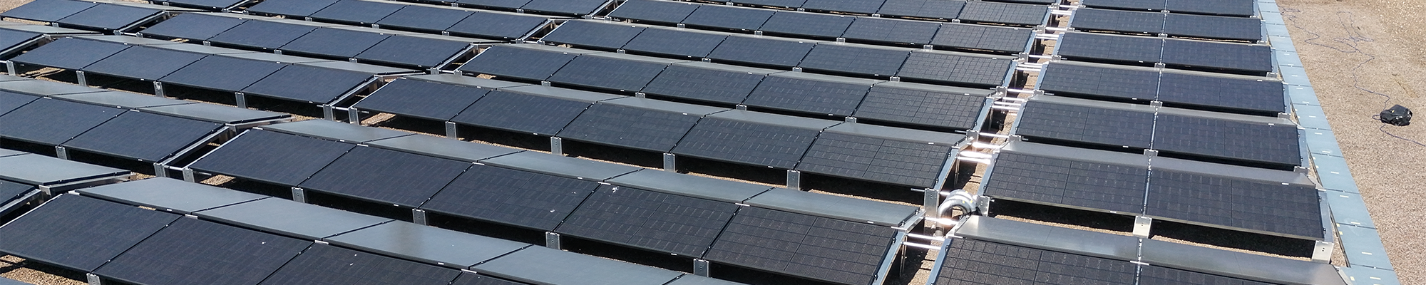 Duraklick PV-Montagesystem mit Solarmodulen auf einem Flachdach
