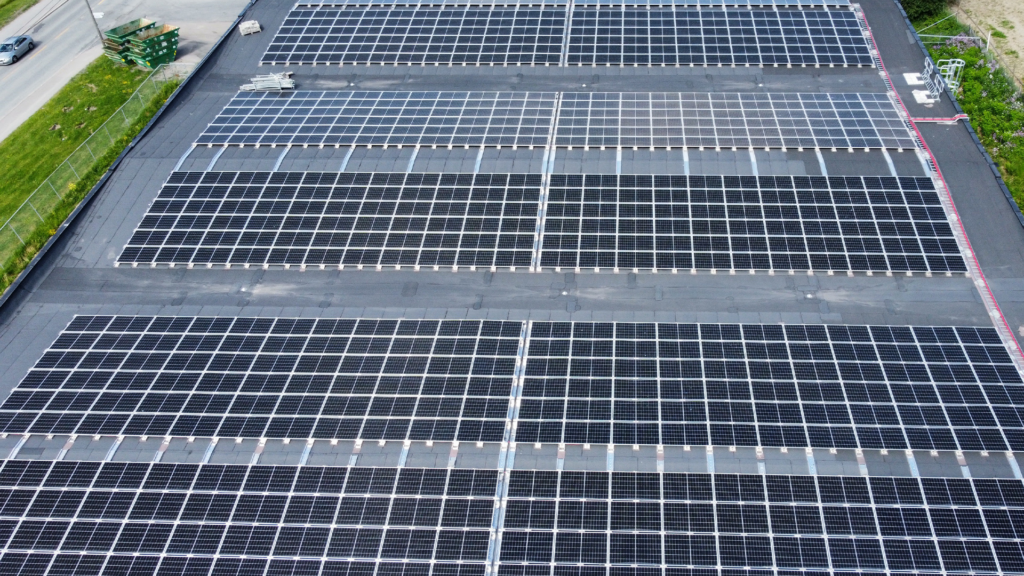 Weitläufige PV-Anlage mit Duraklick auf einem Industrie-Flachdach