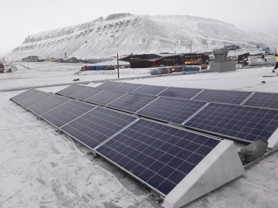 PV-Anlage mit Duraklick auf einem verschneiten Flachdach in Spitzbergen