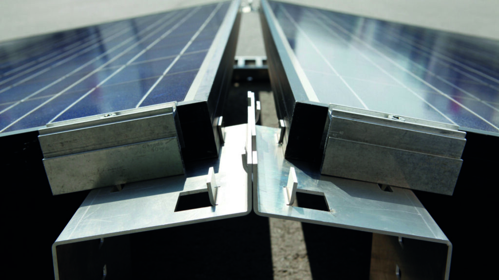Detail des Duraklick Ost-West-Montagesystems zwischen zwei Modulreihen